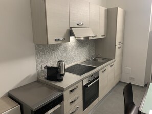 Kühlschrank, Mikrowelle, Ofen, Wasserkocher mit Kaffee-/Teezubehör