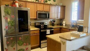 Refrigerador, microondas, horno y parrilla de estufa