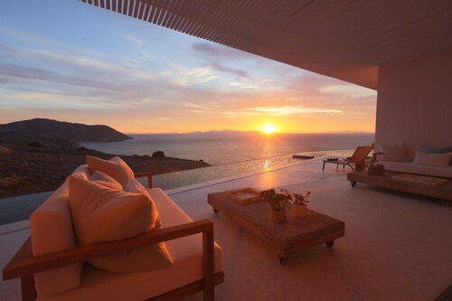 Luxueuse villa avec piscine à débordement et vue mer et coucher de soleil