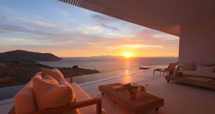 Luxueuse villa avec piscine à débordement et vue mer et coucher de soleil