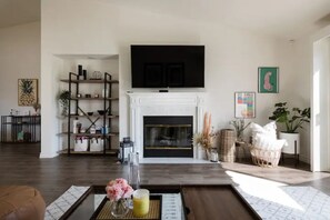 Smart TV, chimenea, libros y estéreo