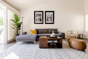 Smart TV, chimenea, libros y estéreo