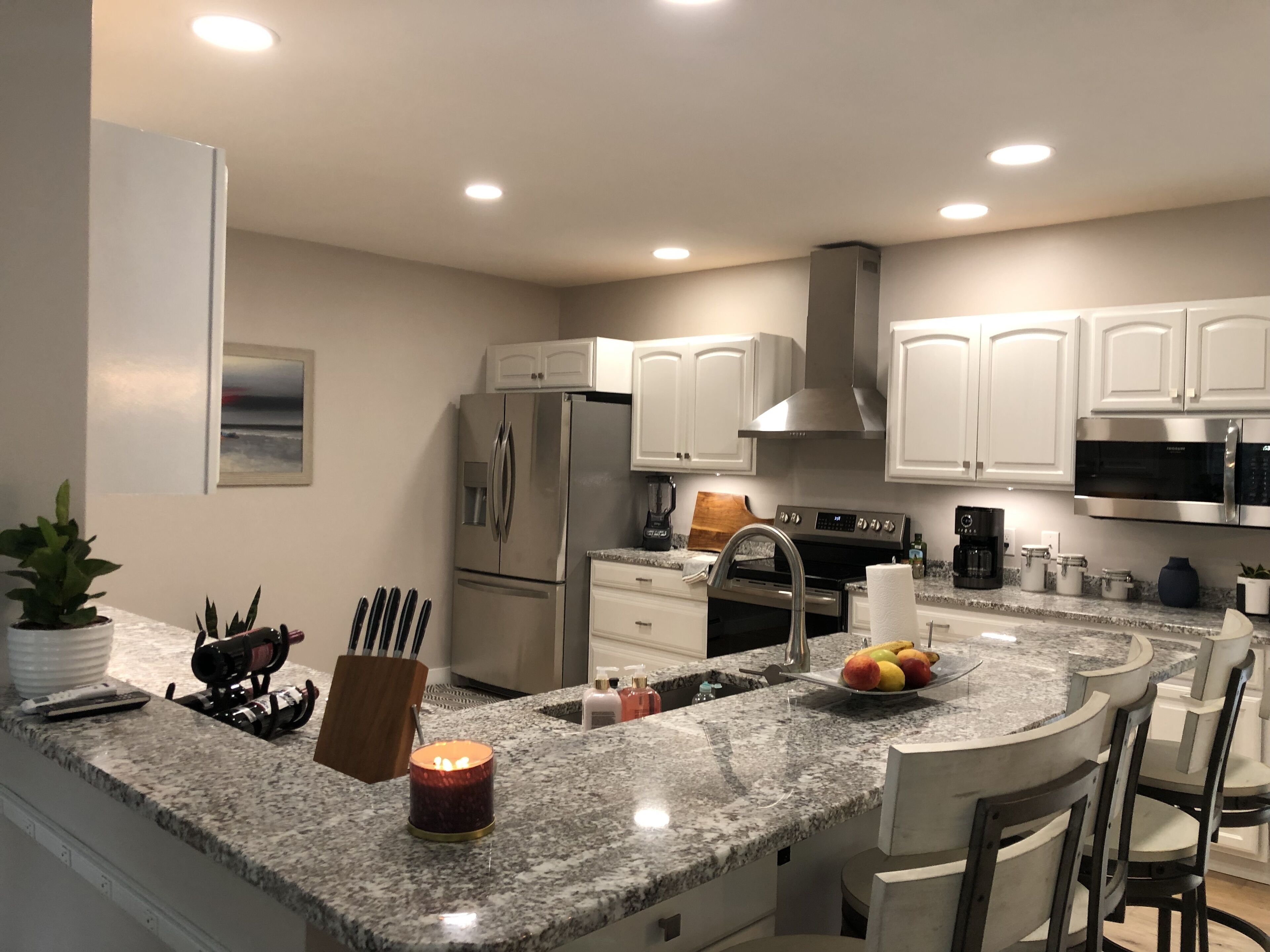 Refrigerador, microondas, horno y parrilla de estufa 