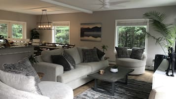 Una Smart TV, una chimenea, una mesa de tenis de mesa, libros