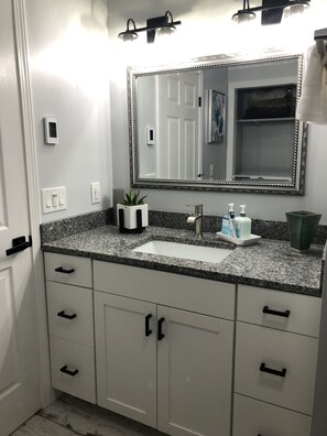 Tina con regadera, amenidades de baño ecológicas, secadora de cabello 