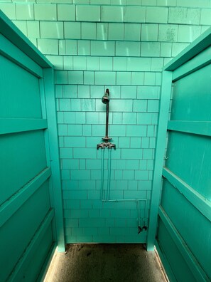 Duschwanne, Haartrockner, Handtücher, Seife