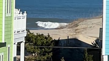 Perto da praia, espreguiçadeiras