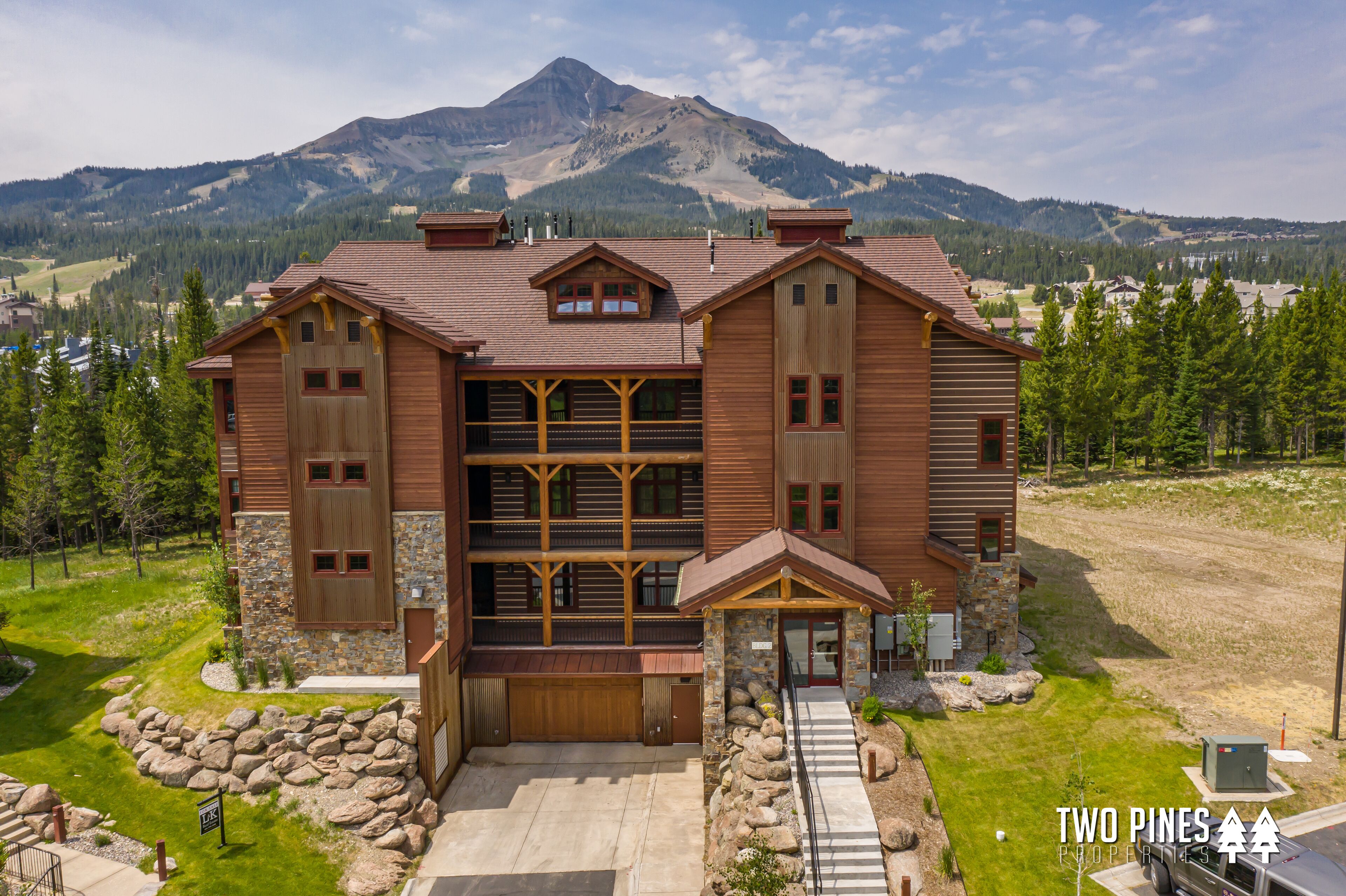 Luxurious Big Sky Lodge with a Modern Edge