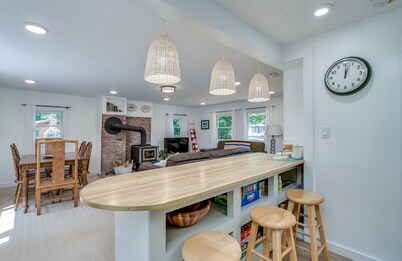 Creekside vintage retreat with HOT TUB!