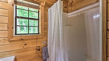 Kostenlose Toilettenartikel, Haartrockner, Handtücher