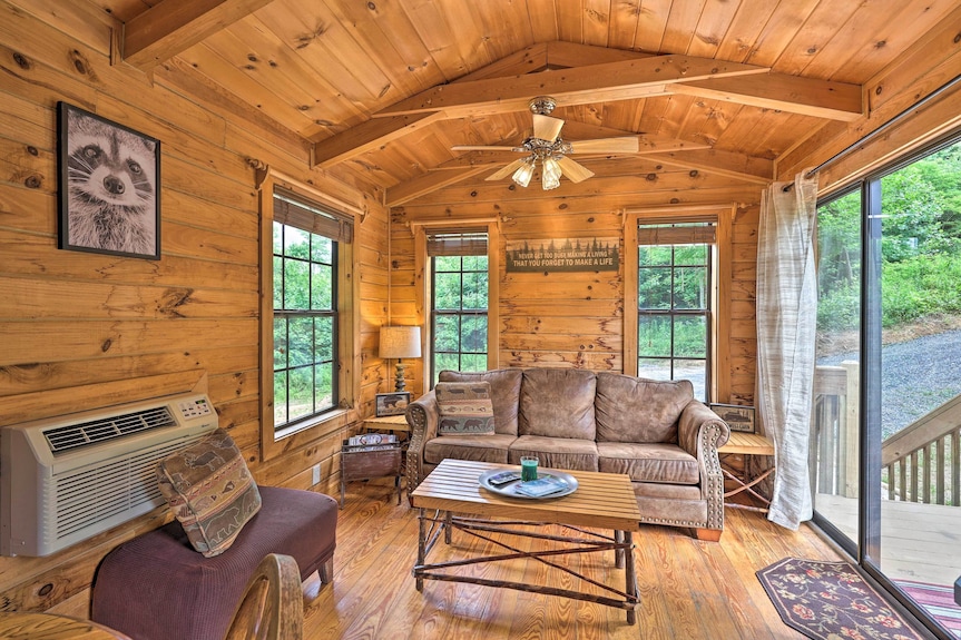 Quaint Log Cabin W/ Views Near West Jefferson - West Jefferson, NC