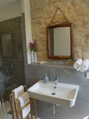 Shower, soap, toilet paper - La Vallée II within walking distance of the sea (Aure sur Mer)