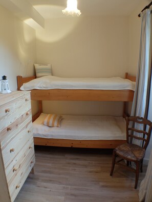 2 habitaciones, tabla de planchar con plancha y cuna de viaje 