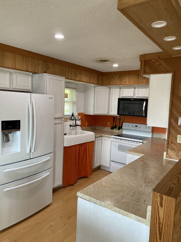 Private kitchen - Oceanside Getaway (Avon)