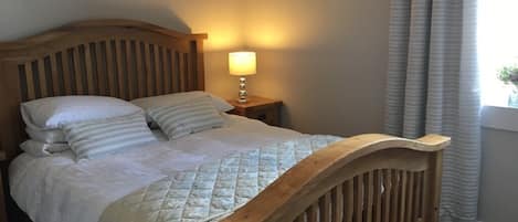 2 slaapkamers, een strijkplank/strijkijzer, reisbedje, gratis wifi