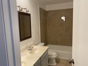 Combinazione doccia/vasca, asciugacapelli, asciugamani