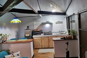 Micro-ondes, cafetière/bouilloire, bouilloire électrique, grille-pain