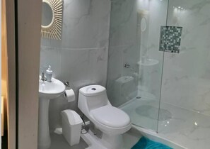 Douche, serviettes fournies, savon, papier toilette