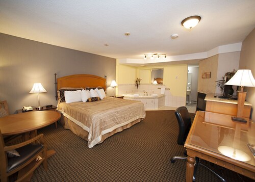 OYO First Canada Hotel Cornwall Hwy 401 ON