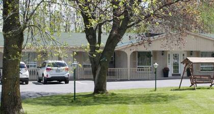 OYO First Canada Hotel Cornwall Hwy 401 ON