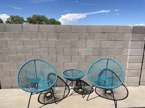 Comfy, contemporary, quiet retreat with views of the Petroglyphs 