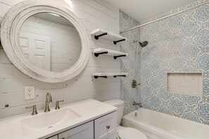 Ensemble douche/baignoire, sèche-cheveux, serviettes fournies, savon
