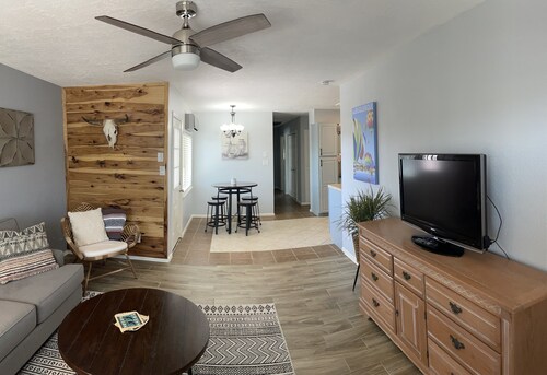 Comfy, contemporary, quiet retreat with views of the Petroglyphs 