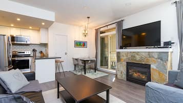 Een televisie en een open haard