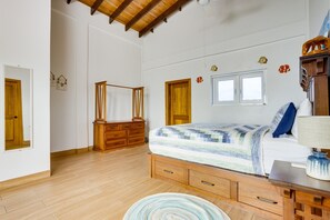 3 bedrooms, desk, iron/ironing board, free WiFi