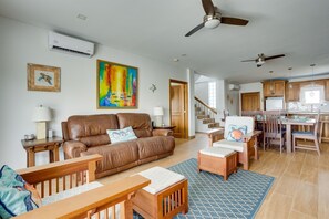 Smart TV - Grand Sunset Decks: Luxury Home on the Lagoon (Placencia)