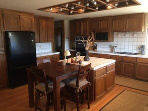 Kylskåp, mikrovågsugn, ugn och spishäll