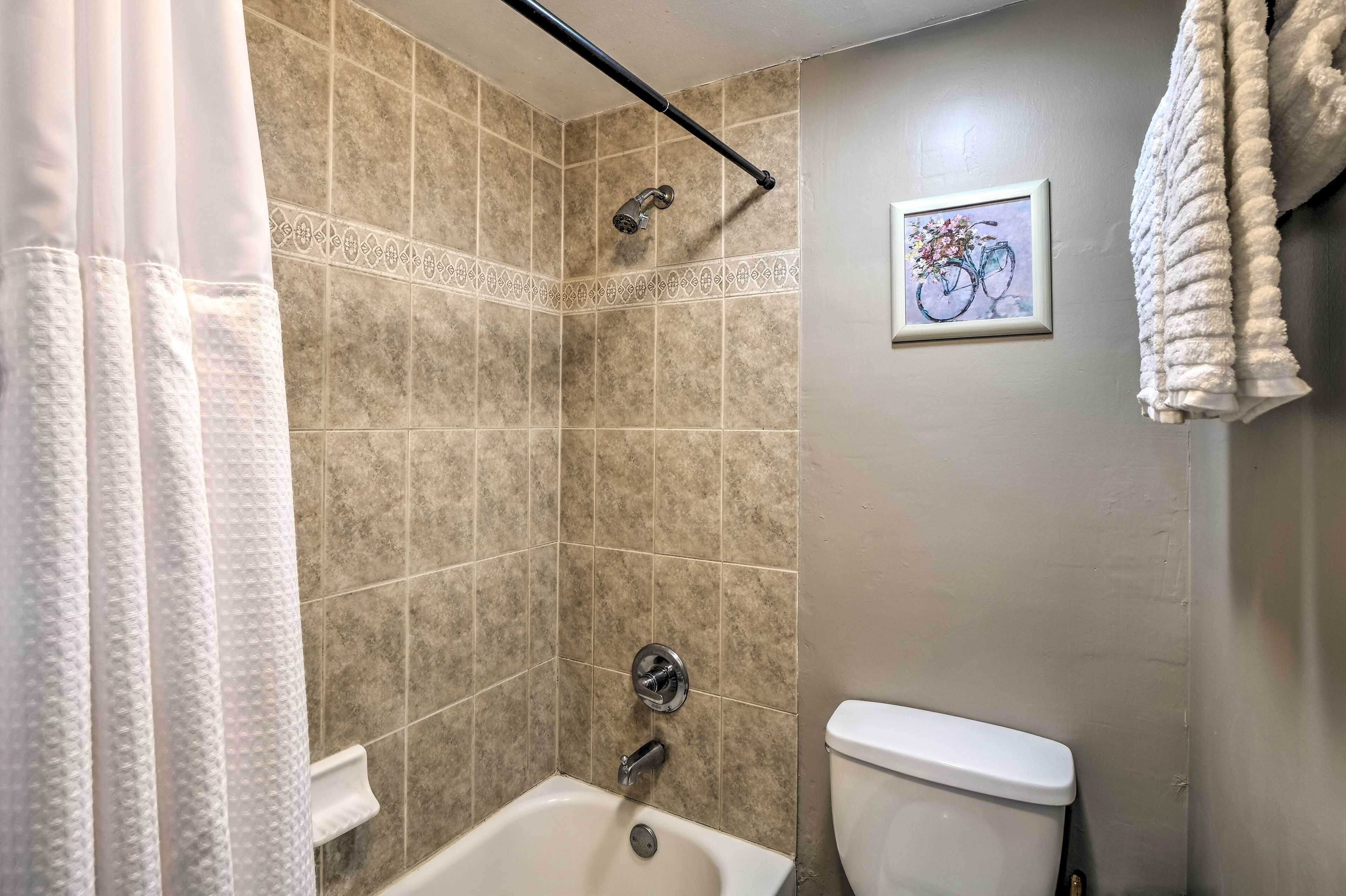 Ein Badezimmer mit Badewanne, Dusche und Toilette.