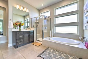 Amenidades de baño gratuitas, secadora de cabello, toallas 