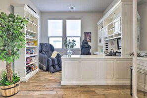 Fridge, microwave, stovetop, dishwasher - Upscale Austin Area Escape: Families Welcome! (Austin)