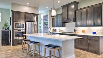 Réfrigérateur, micro-ondes, plaque de cuisson, lave-vaisselle