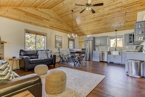 Smart TV, books, stereo - Monarch Landing, A Cozy Cabin w/360 Mountain Views (Cripple Creek)