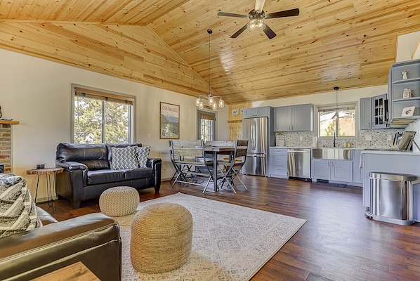 Smart TV, books, stereo - Monarch Landing, A Cozy Cabin w/360 Mountain Views (Cripple Creek)