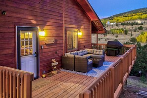 Terrace/patio - Monarch Landing, A Cozy Cabin w/360 Mountain Views (Cripple Creek)
