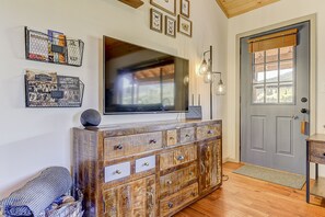 Interior - Monarch Landing, A Cozy Cabin w/360 Mountain Views (Cripple Creek)