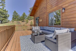 Terrace/patio - Monarch Landing, A Cozy Cabin w/360 Mountain Views (Cripple Creek)