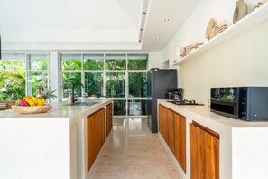 Kühlschrank, Mikrowelle, Ofen, Wasserkocher mit Kaffee-/Teezubehör