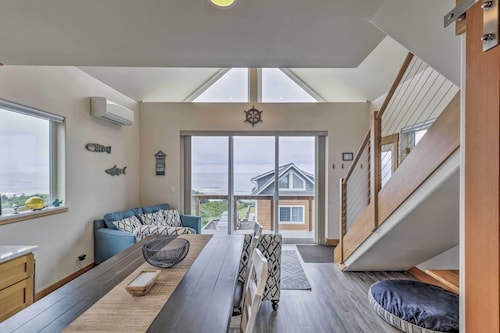 Yachats Gem w/ Private Balcony & Ocean Views!