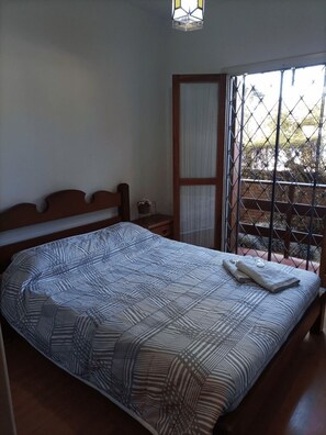 2 quartos, escrivaninha, ferros/tábuas de passar roupa