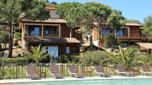 A resort with multiple buildings, a swimming pool, and lounge chairs. - Les Chambres de Casarina (Bonifacio)