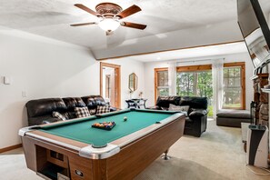 TV, fireplace - Modern townhouse with high-speed WiFi  & washer/dryer (Tannersville)