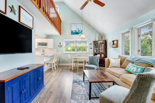 Wonderful House Near the Beach w/Free WiFi, Patio, Balconies, Central AC, & W/D