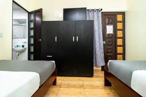 Kamar Triple | Seprai antialergi, meja kerja, dan ruang kerja ramah laptop