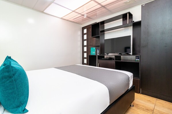 Hypo-allergenic bedding, desk, laptop workspace, free WiFi