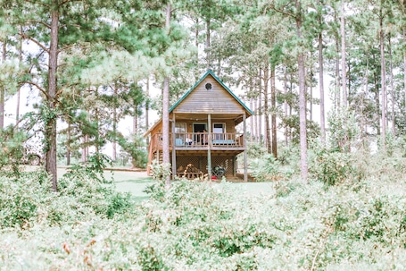Exterior. Rustic Cabin Overlooking Private 48 acre Bass Fishing Lake
