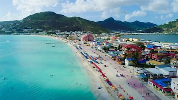 Una playa cerca, toallas de playa